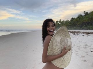 Realmomster Tina Kunakey pregnancy body confidence