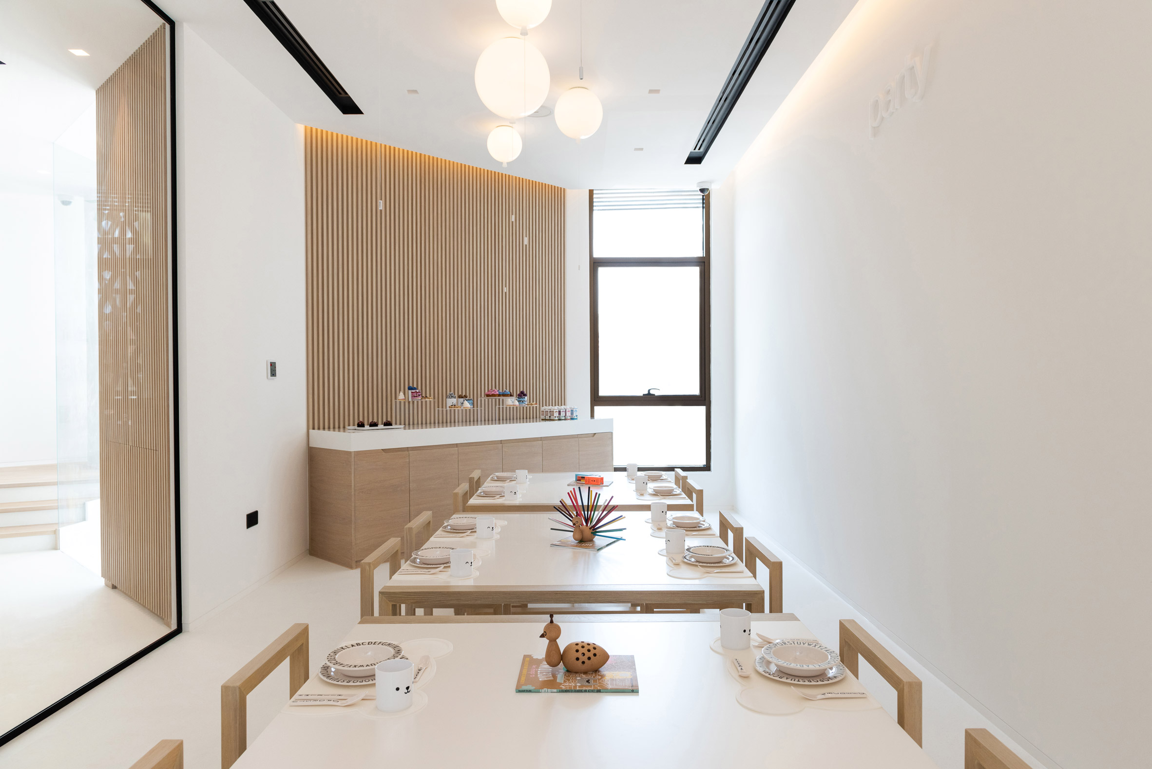 Realmomster White & The Bear Dubai Children Restaurant Concept 