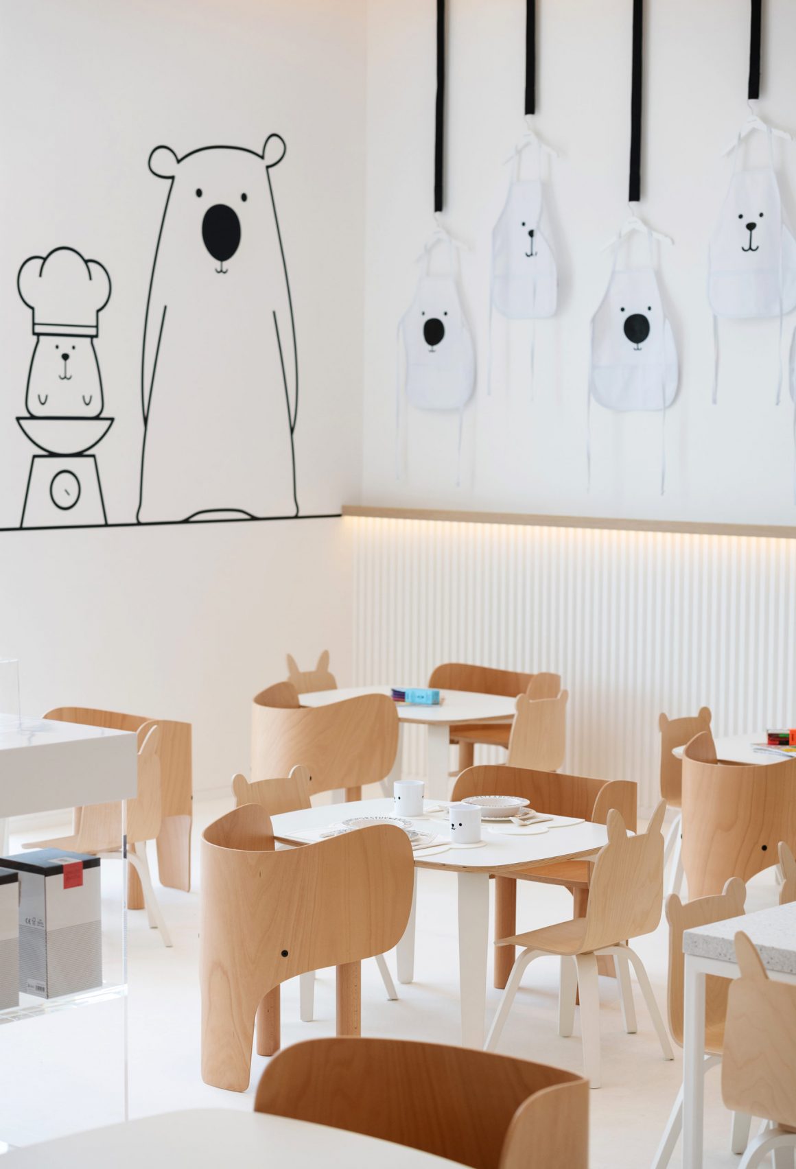 Realmomster White & The Bear Dubai Children Restaurant Concept